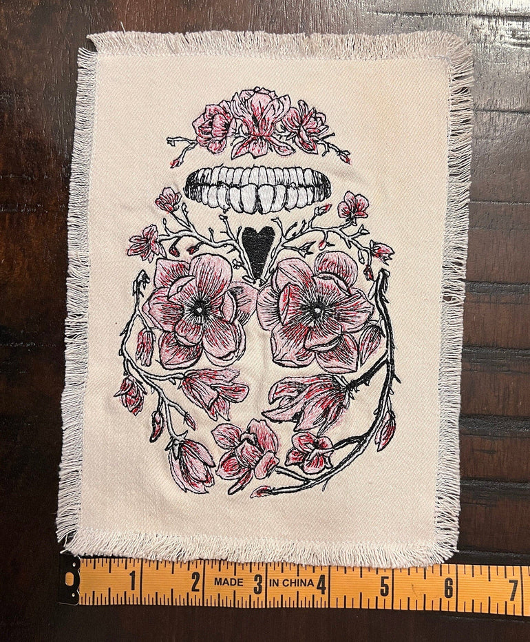 Sugar SKULL Head Pink Flowers Large SOULE PATCH art Iron On patch 8 X 6 black embroidered Decal White Denim Fringed Fray edges handmade Appliques & Patches